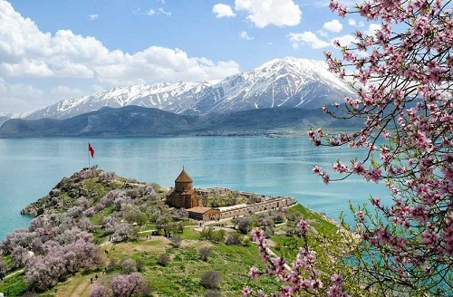 جزیره آختامار یا آکتامار در وان